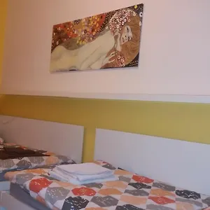 Geraeumige Zentrumsnahe Altbauwohnung Appartamento