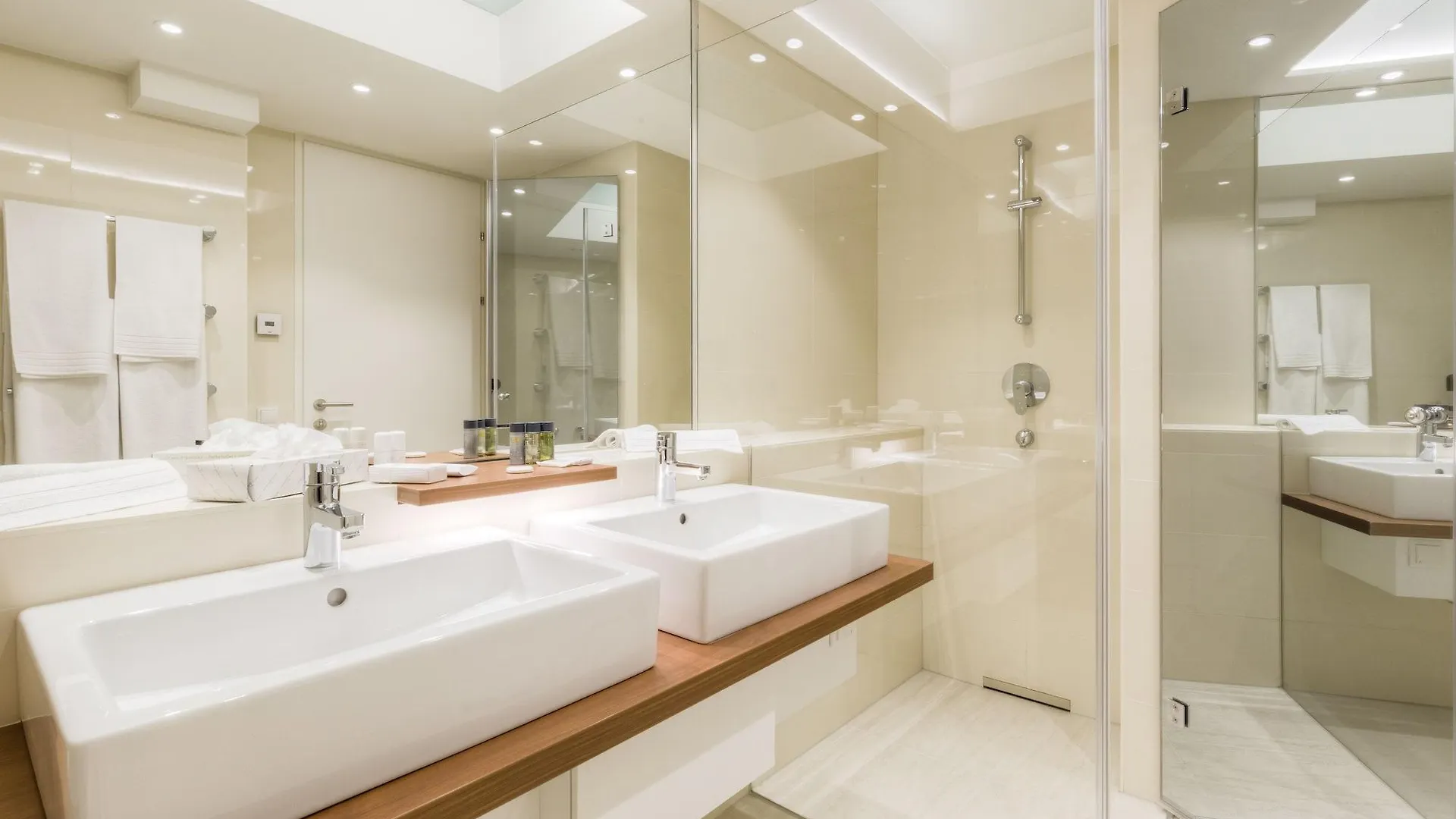 Vienna Grand Apartments Danube 0*,  Austria
