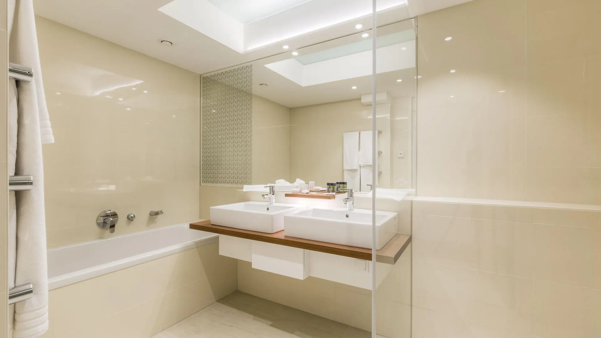 Vienna Grand Apartments Danube 0*,
