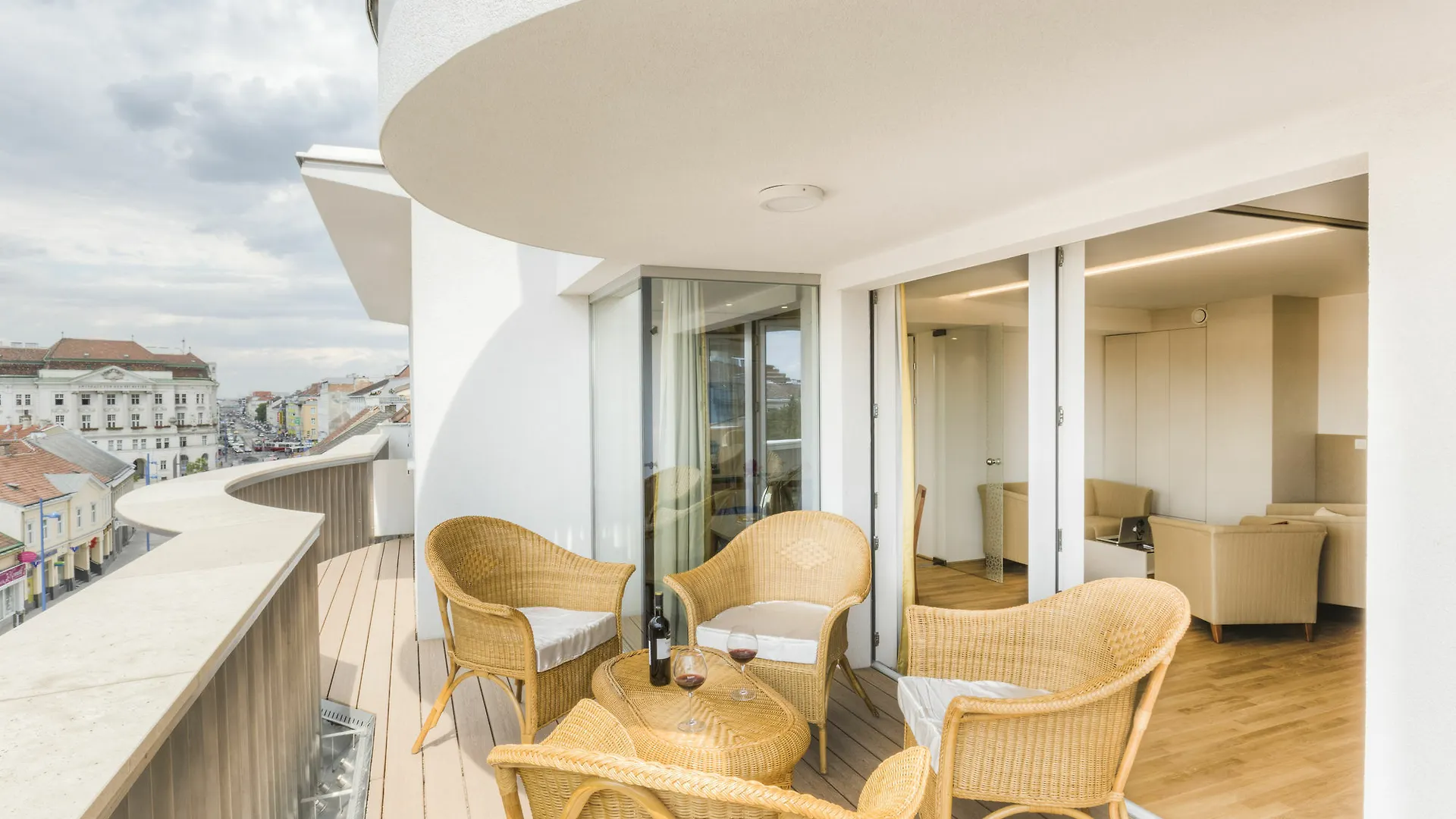 Vienna Grand Apartments Danube 0*,